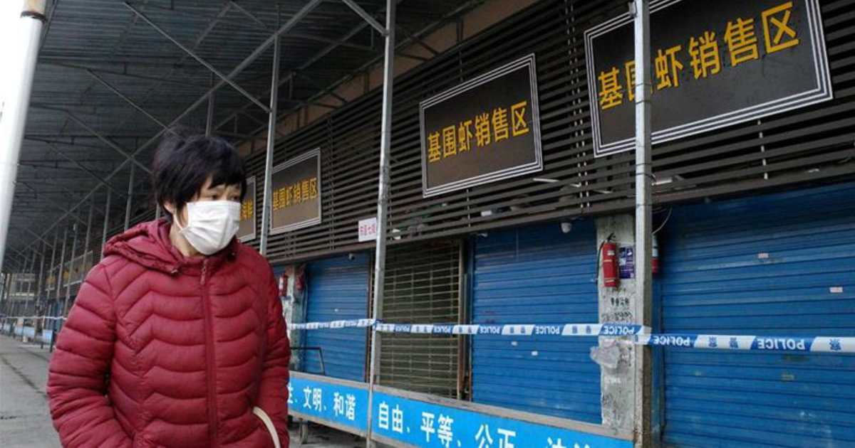Negocios cerrados en China mientras un ciudadano camina con nasobuco © Wikimedia Commons