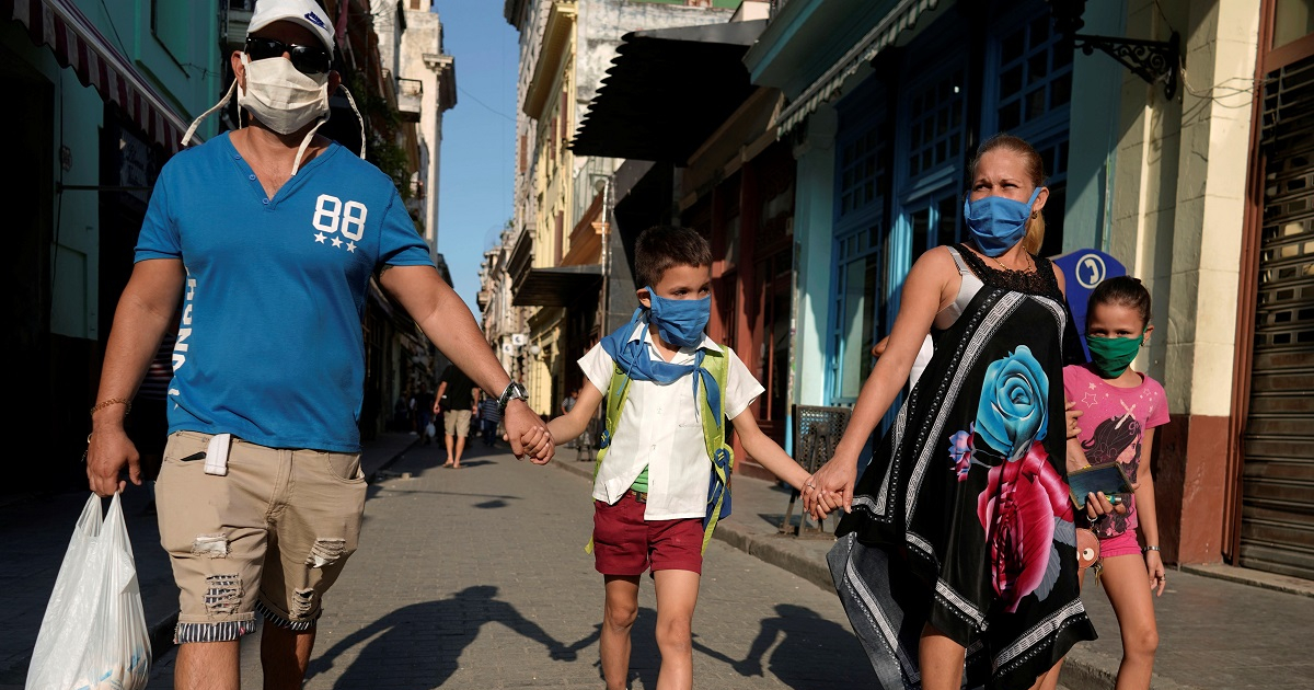 Cubanos se protegen del coronavirus © Reuters