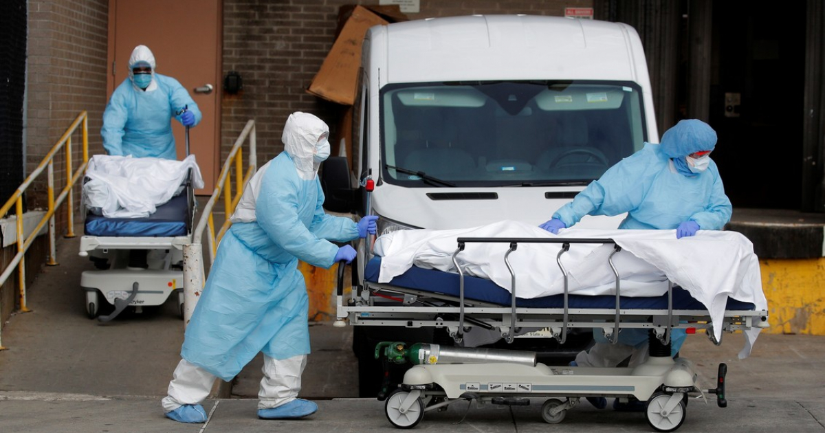 Médicos trasladan cadáveres en hospital de Nueva York © Reuters