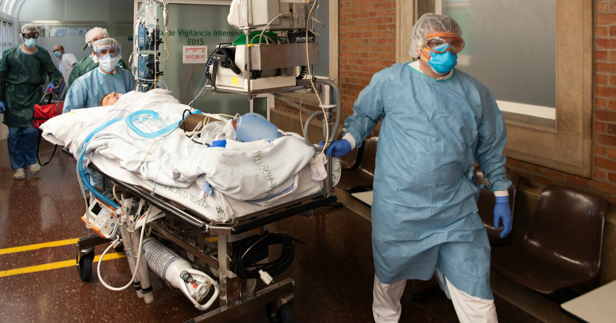 Profesionales sanitarios en Barcelona trasladan a un paciente © Flickr / Hospital CLÍNIC