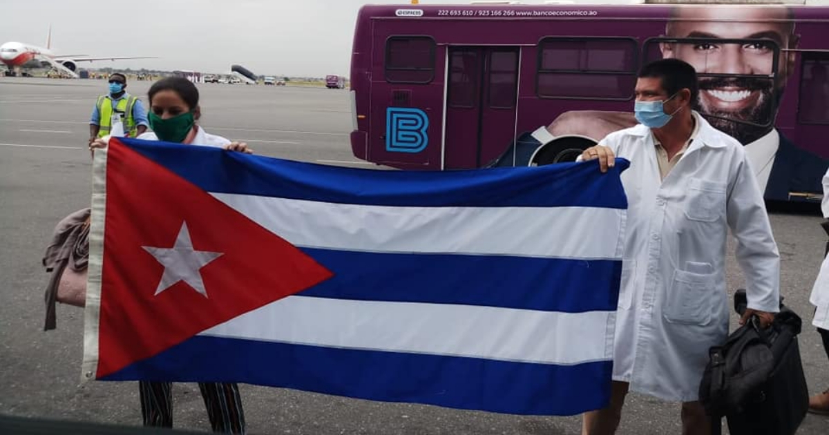 Médicos cubanos a su llegada a Angola. © Facebook / Embajada de Cuba en Angola