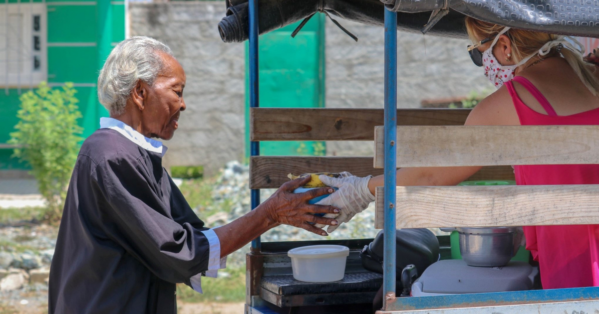Una persona de la tercera edad recibe alimentos en Placetas © Facebook / Mission Placetas
