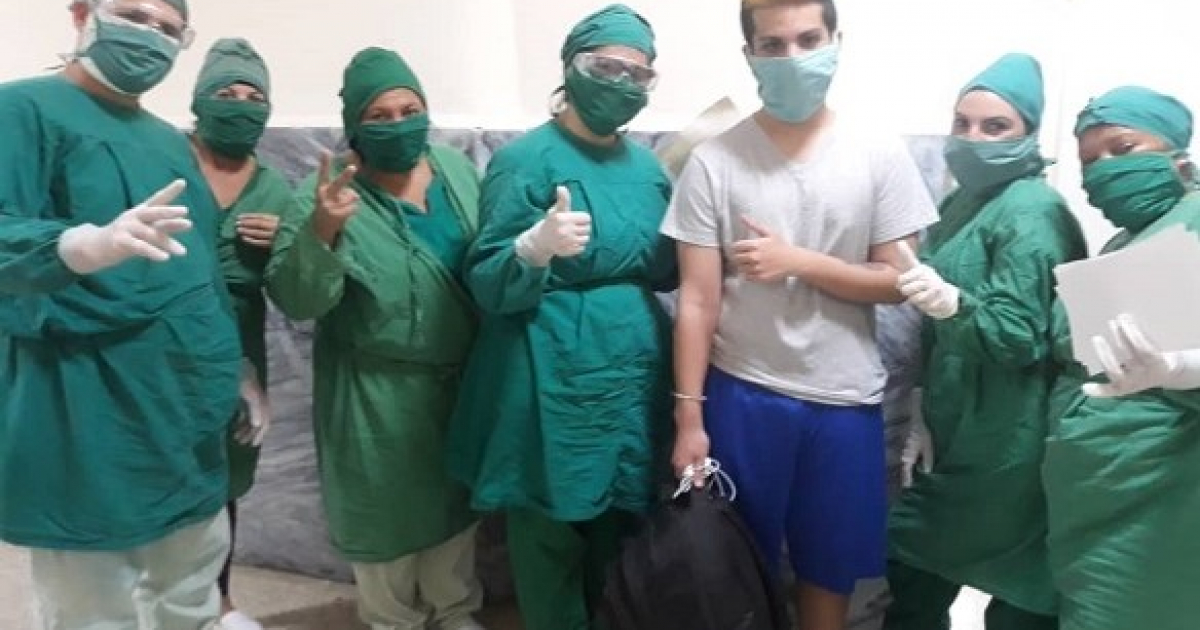 El joven que se recuperó del coronavirus rodeado de profesionales sanitarios © Prensa Latina