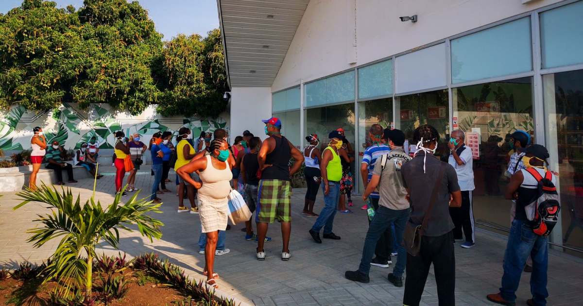 Santiagueros haciendo cola para comprar pollo © CiberCuba