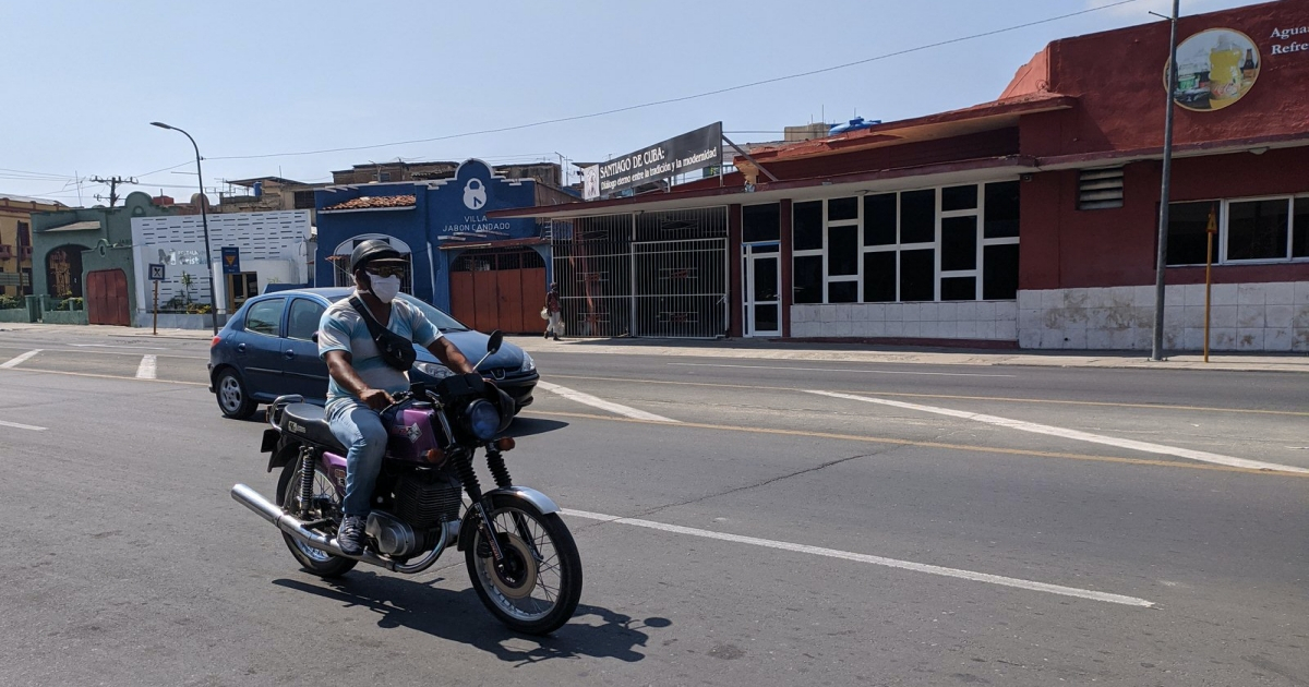 Motorista con mascarilla en Santiago de Cuba. © José Roberto Loo Vázquez