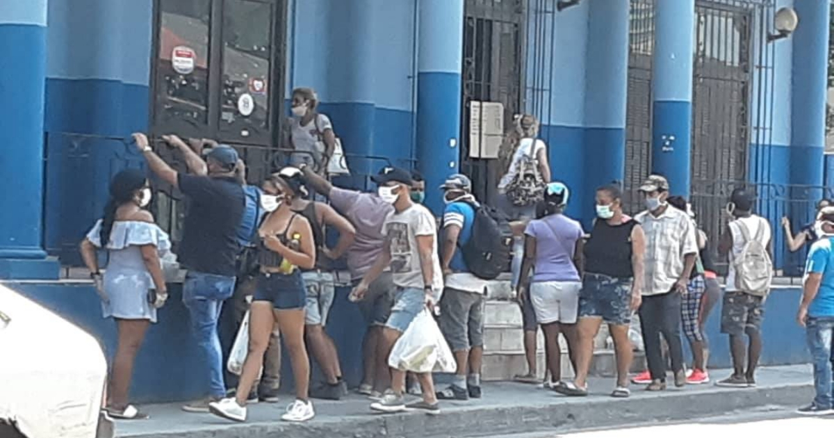 Cola en La Habana en plena crisis por el coronavirus. © Cortesía a CiberCuba