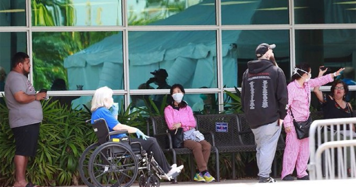 Personas se protegen del coronavirus © Roberto Laurencio/Twitter