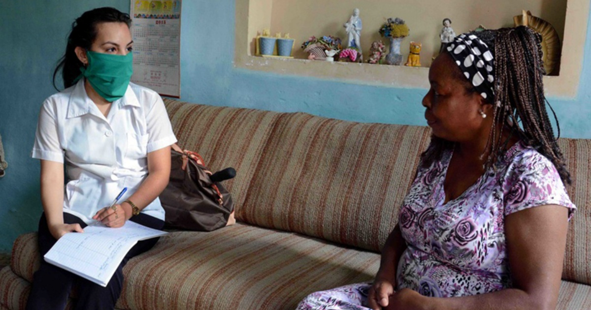 Estudiante de medicina realizando una pesquiza © TV Avileña