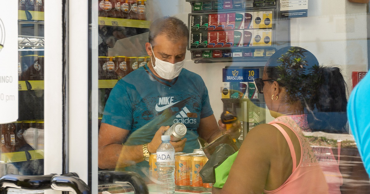 Trabajador de una tienda estatal en Cuba usando mascarilla (imagen de referencia). © Cibercuba