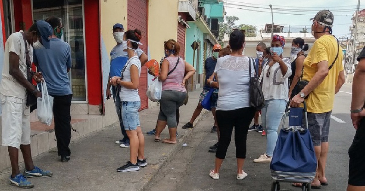 Cubanos con nasobuco © CiberCuba