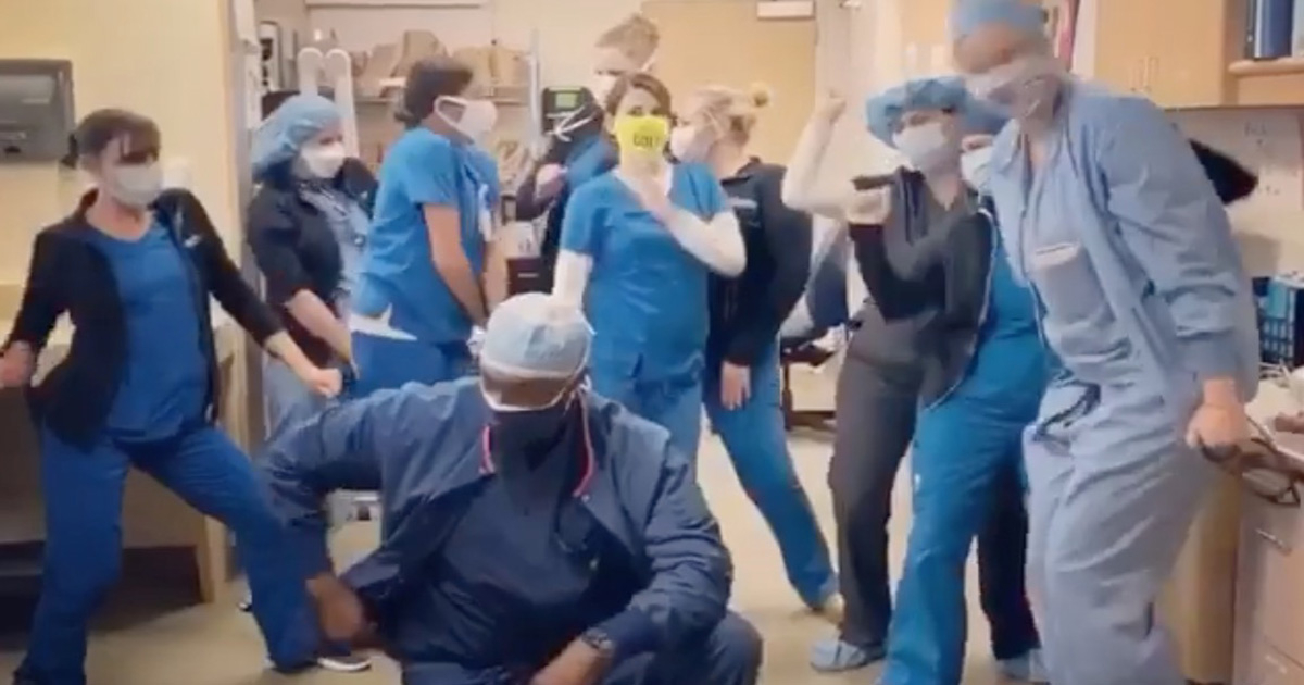 Médicos y enfermeras bailando © Instagram / @t_malone3