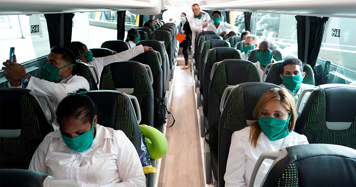 Médicos cubanos en camino hacia Andorra © REUTERS/Juan Medina
