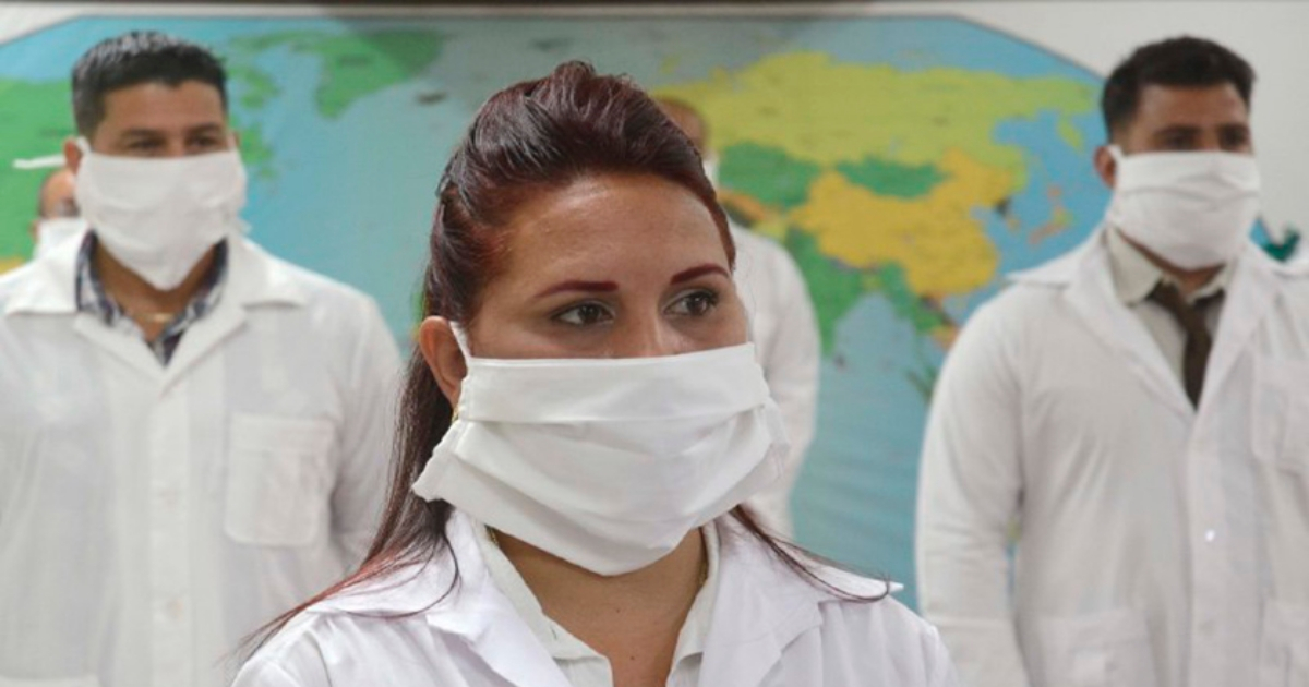 Médicos cubanos que viajan a Togo © ACN / Ariel Ley