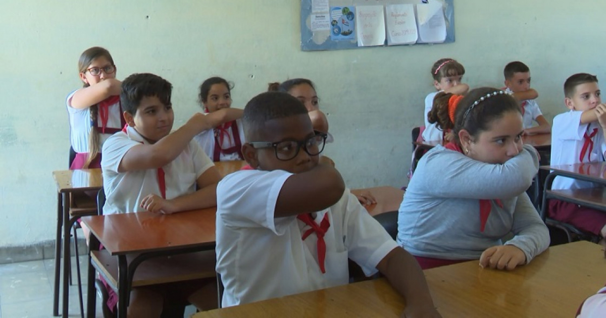 Estudiantes de secundaria cubanos aprenden cómo estornudar (Imagen referencial) © Radio Reloj
