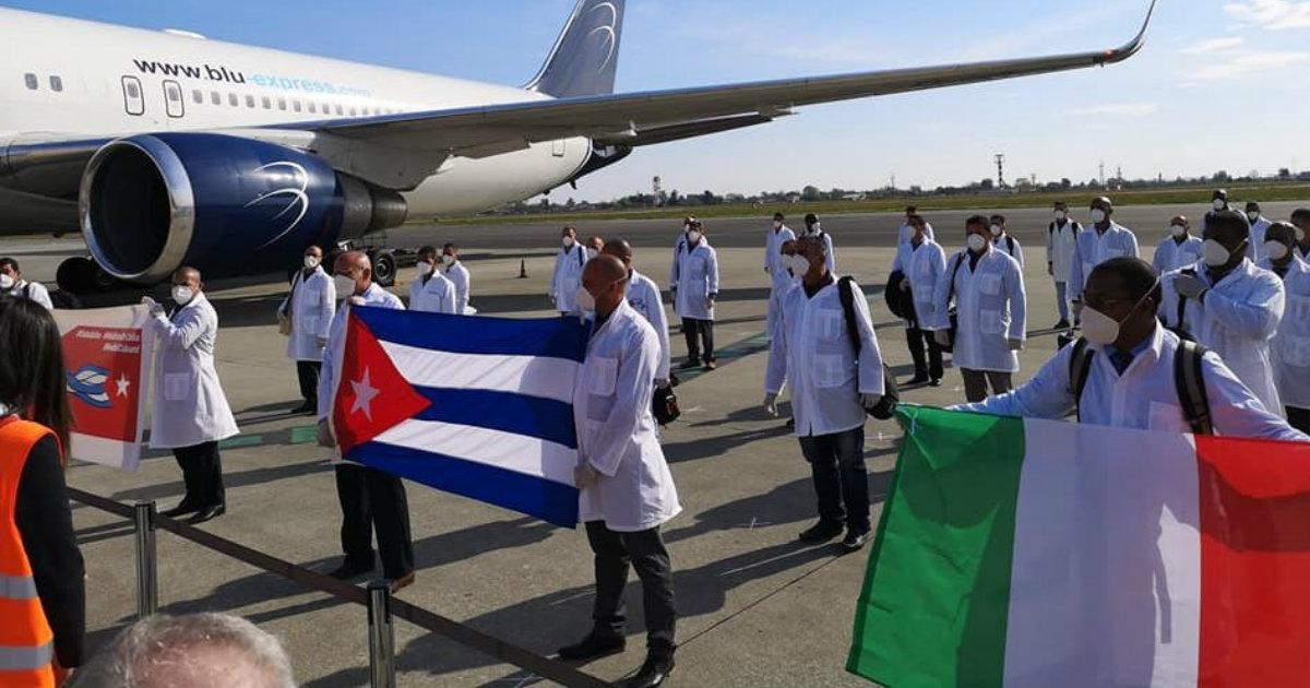 Médicos cubanos a su arribo a Turín, este lunes © Twitter/Sección Consular de Cuba en roma