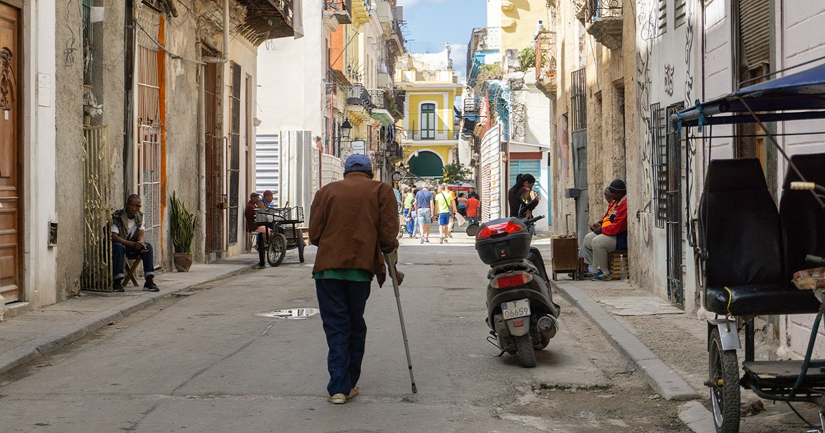 Personas en La Habana Vieja (imagen de referencia) © Cibercuba