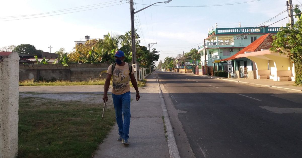 Persona camina con nasobuco por una calle de Nueva Gerona © Facebok/Alba Salazar Cuba