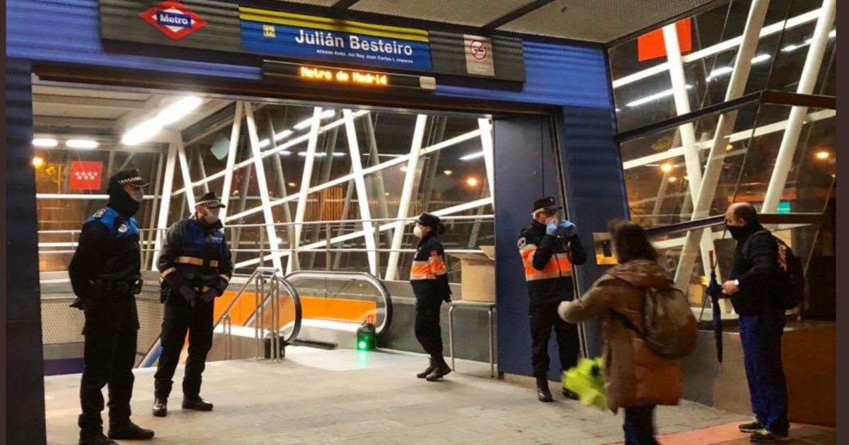 Policías y usuarios en una entrada de metro en Madrid © Twitter / @angelgarridog
