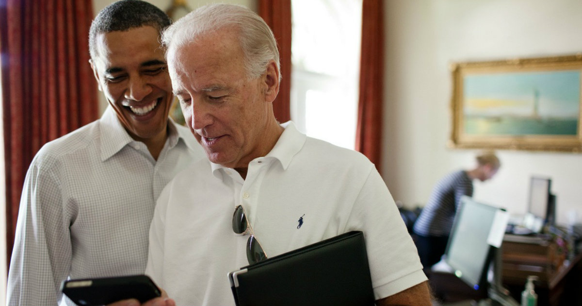 Barack Obama y Joe Biden sonriendo en una imagen de archivo © Flickr / U.S. Embassy, Jakarta