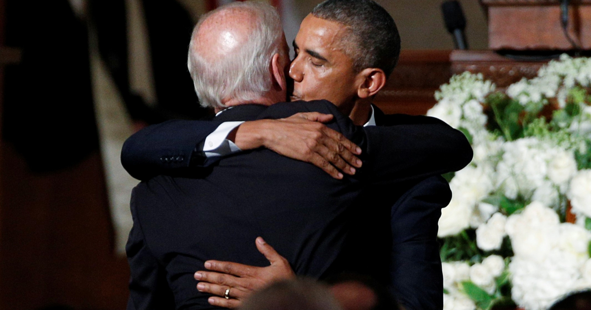 Omaba y Joe Biden se abrazan © Reuters / Kevin Lamarque
