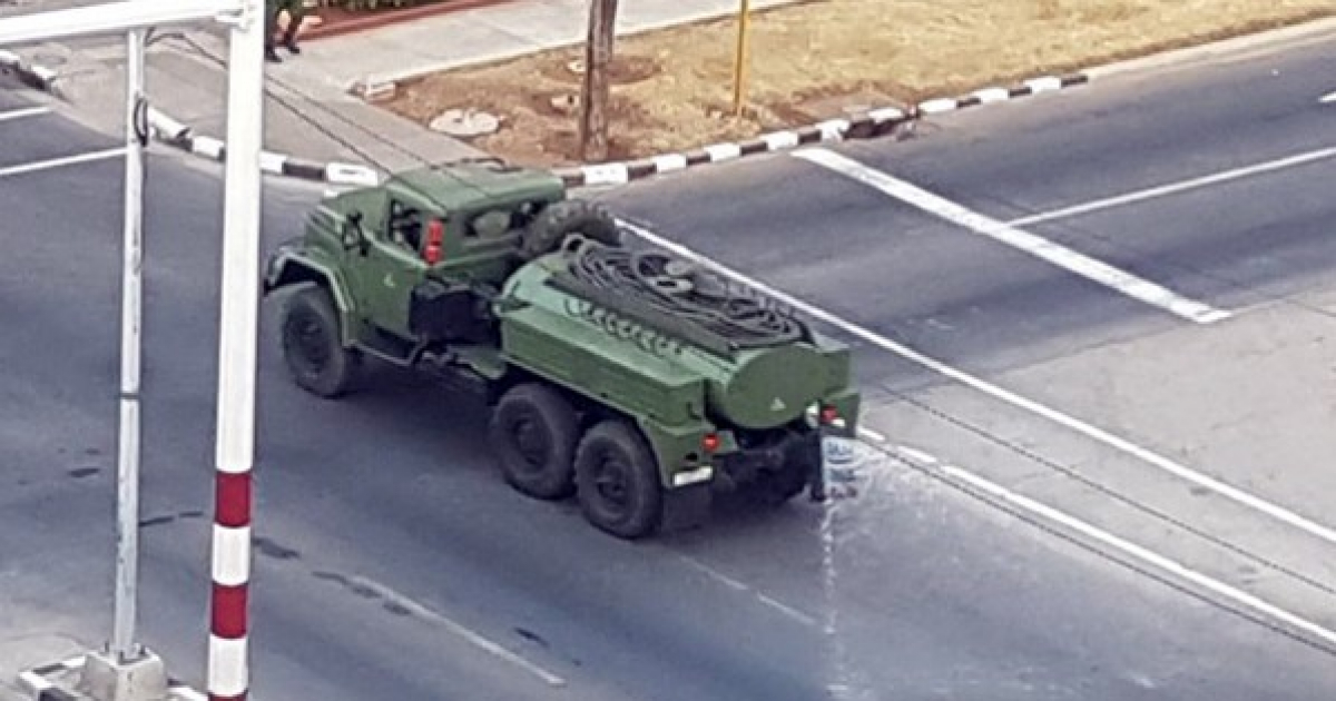 Carro cisterna militar en La Habana © Facebook / Radio Metropolitana 