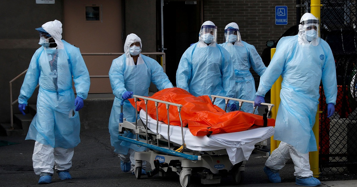 Trasladan cadáver hospital de New York. © REUTERS