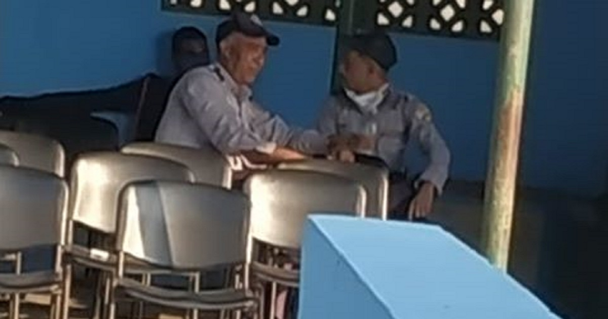 Policías cubanos conversan sin tomar medidas por coronavirus © Facebook/Nelisa Concepcion