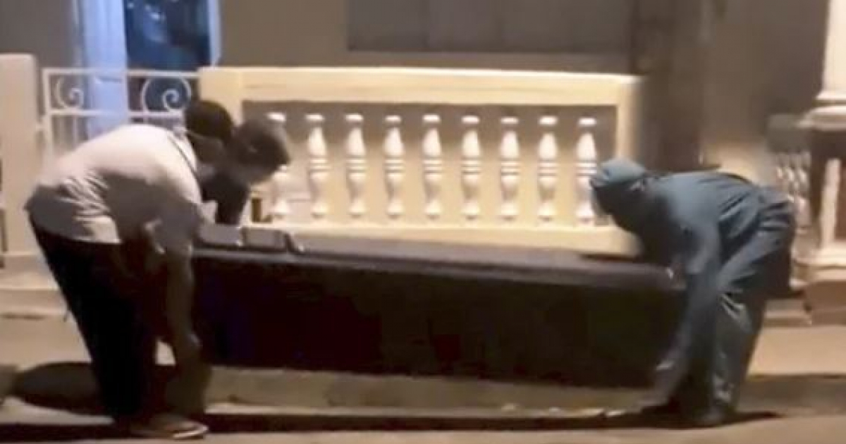 Vecinos trasladan el cadáver del hombre fallecido en Pinar del Río © Captura de Facebook