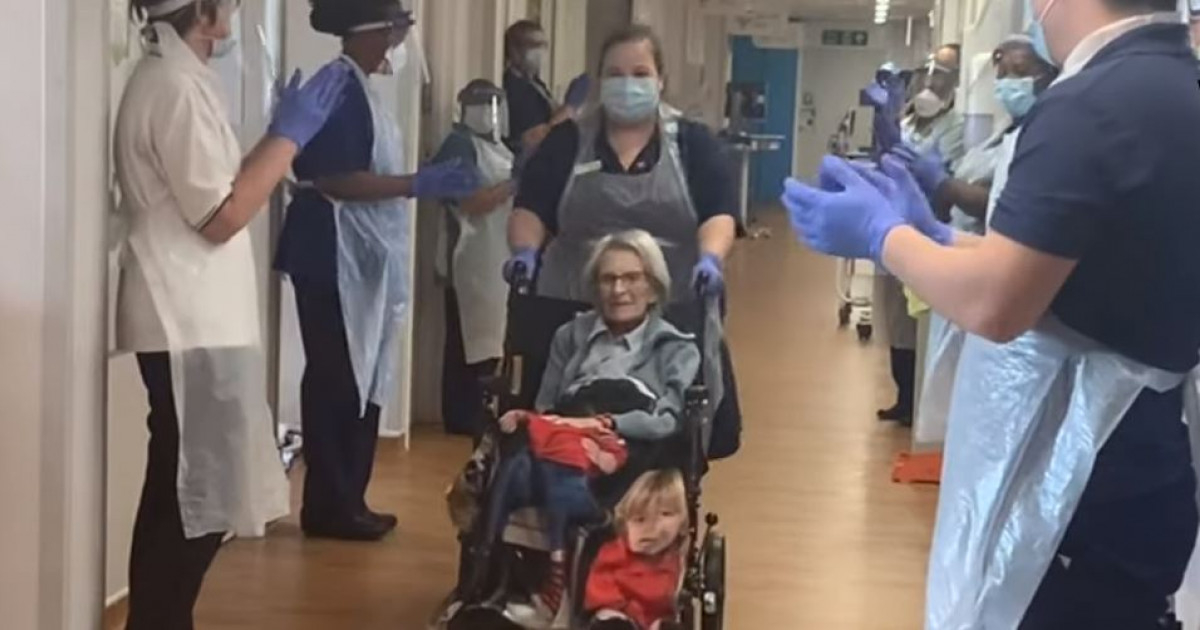 Connie Titchen es aplaudida por el personal médico que la atendió © Captura de video de youtube