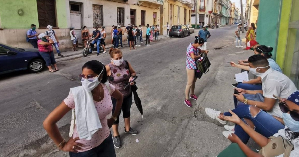 Estudiantes y otras personas en un policlínico de La Habana aglomerados. © Facebook/Luis Ángel Adán Robles.