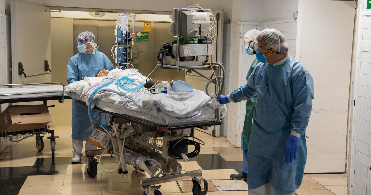 Profesionales sanitarios trasladan a un paciente © Flickr / Hospital CLÍNIC / Francisco Àvia