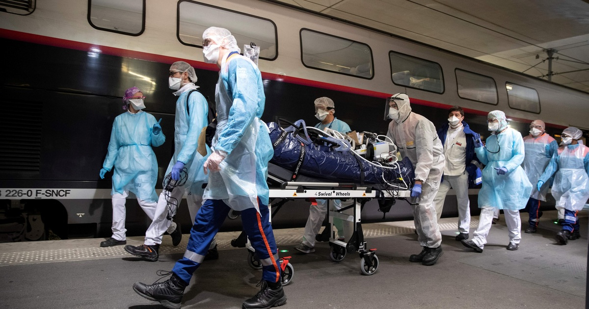 Profesionales sanitarios trasladan a un paciente en París © Reuters