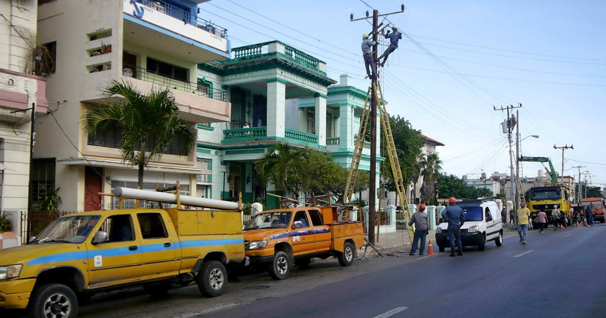 Trabajadores de la Empresa Eléctrica hacen arreglos en La Habana (referencia) © Facebook/Empresa Eléctrica de La Habana