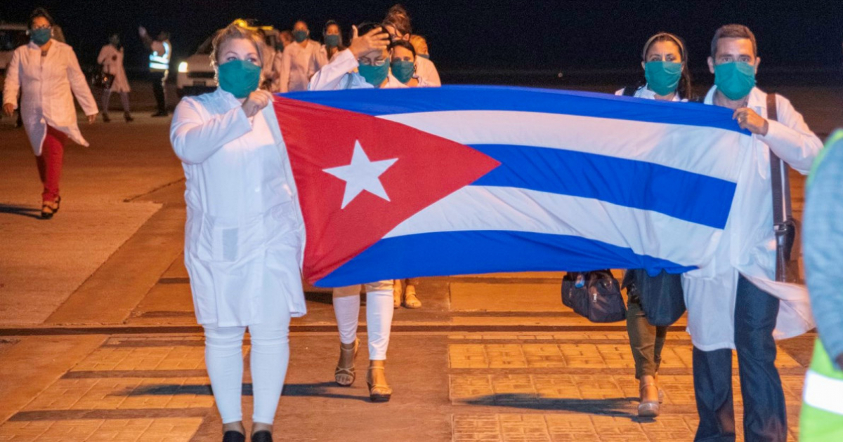 Médicos cubanos llegan a Barbados (Imagen referencial) © Mia Amor Mottley/ Twitter