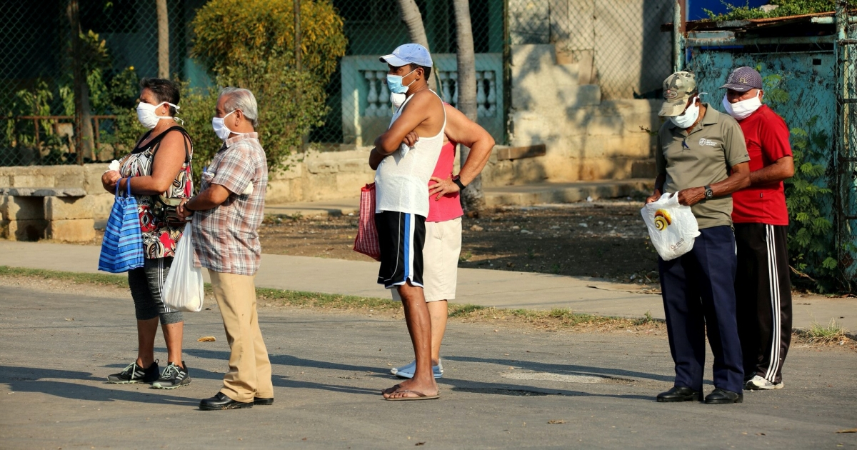 Personas con mascarillas en Cuba. (imagen de referencia) © Facebook / Naturaleza Secreta