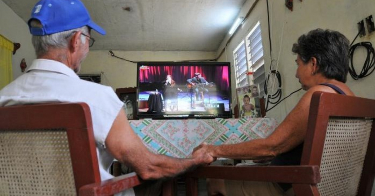 Pareja cubana ve la televisión (Imagen referencial) © Granma/ Julio Martínez Molina