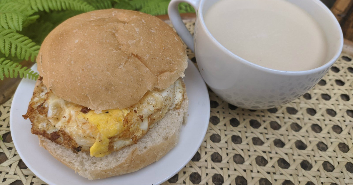 Pan con huevo frito y taza de leche con café, desayuno cubano © José Roberto Loo para CiberCuba Cocina