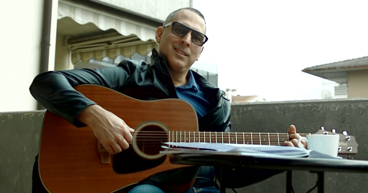 Mario Crespo Martínez, tocando guitarra en su balcón. © Cortesía para CiberCuba