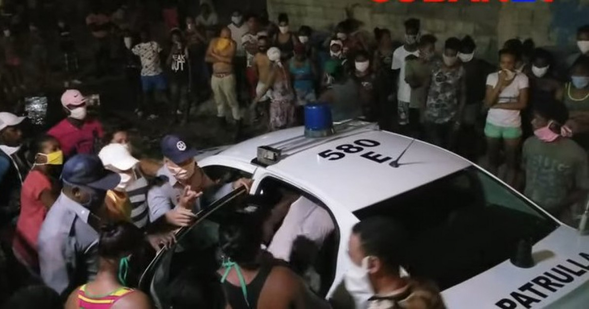 La población indignada rodea a un carro policial © Captura de video de youtube