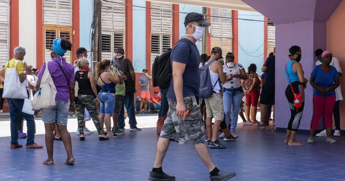 Cubanos en las calles usando nasobucos (Imagen referencial) © CiberCuba