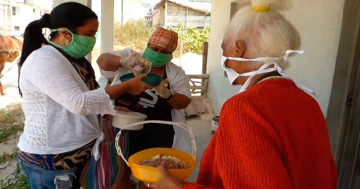 Cubana ayuda a abuelos. (imagen de referencia) © TeleCubanacán
