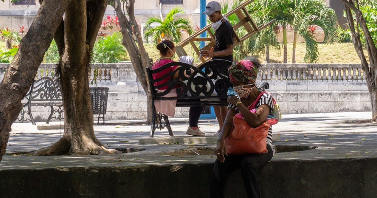 Anciana cubana en un parque © CiberCuba