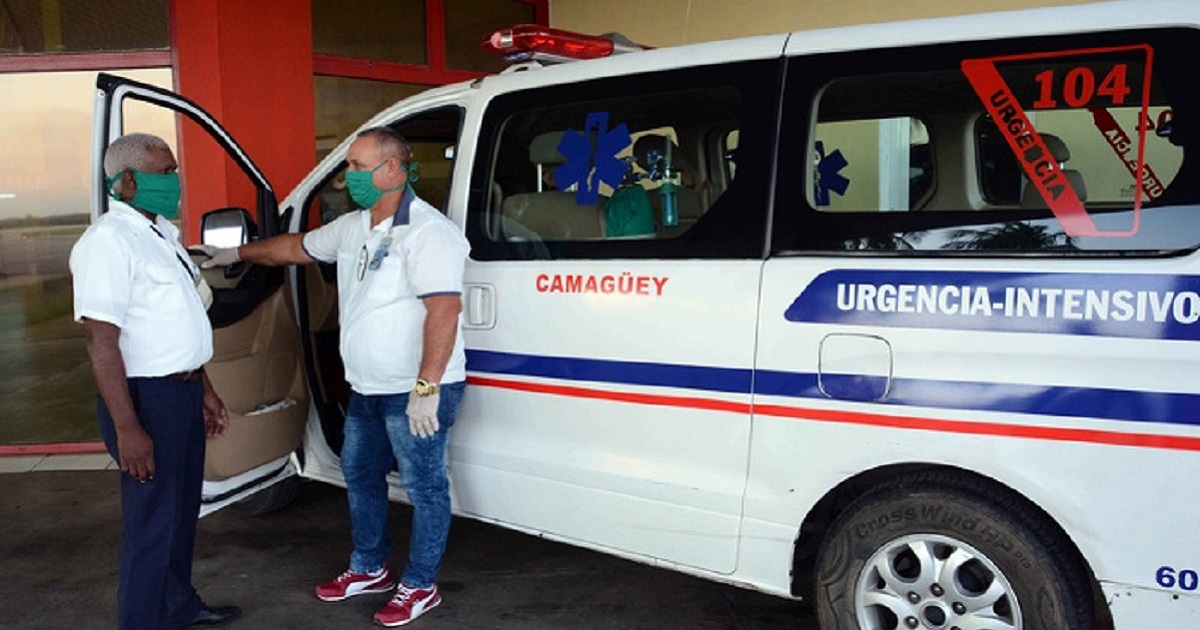 Ambulancia en el aeropuerto de Camagüey. © Adelante.cu