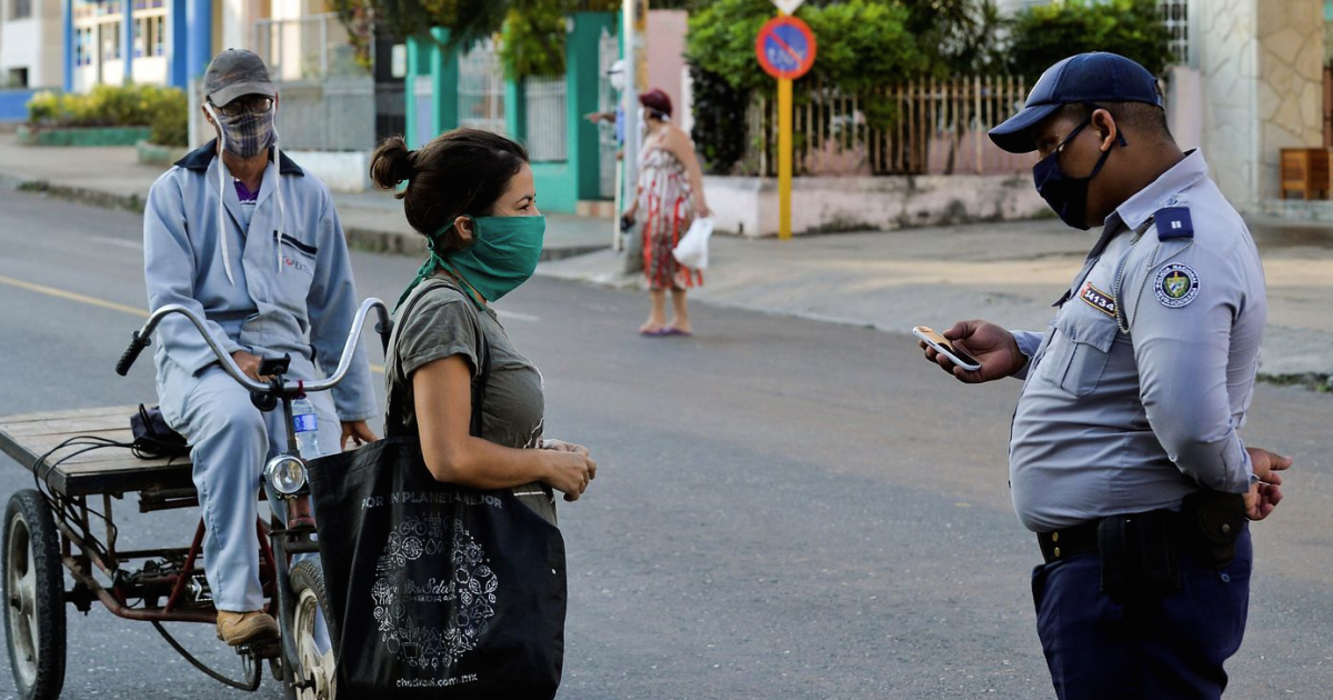 Policía pide identificación a una mujer en La Habana, durante la cuarentena © Twitter