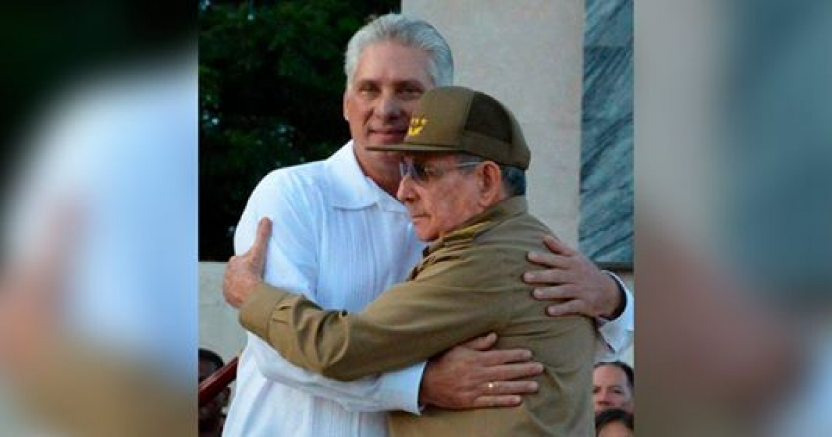 Miguel Díaz-Canel Bermúdez (de frente) abrazado a Raúl Castro Ruz © Granma