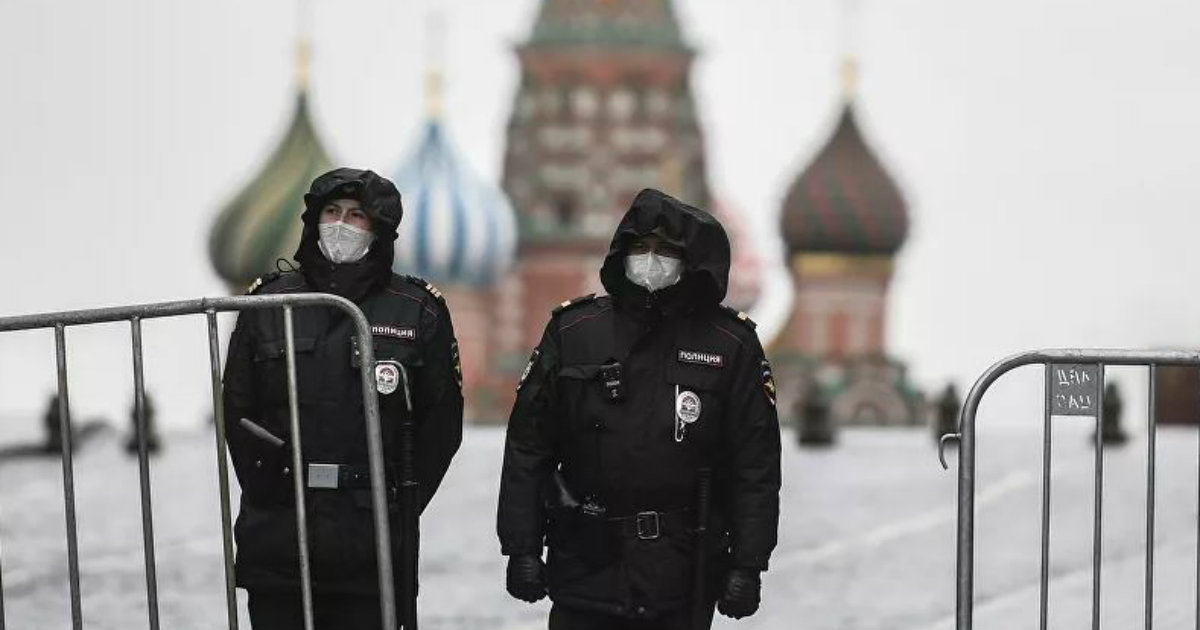 Agentes en Moscú con nasobucos © Sputnik / Vladimir Astapkovich