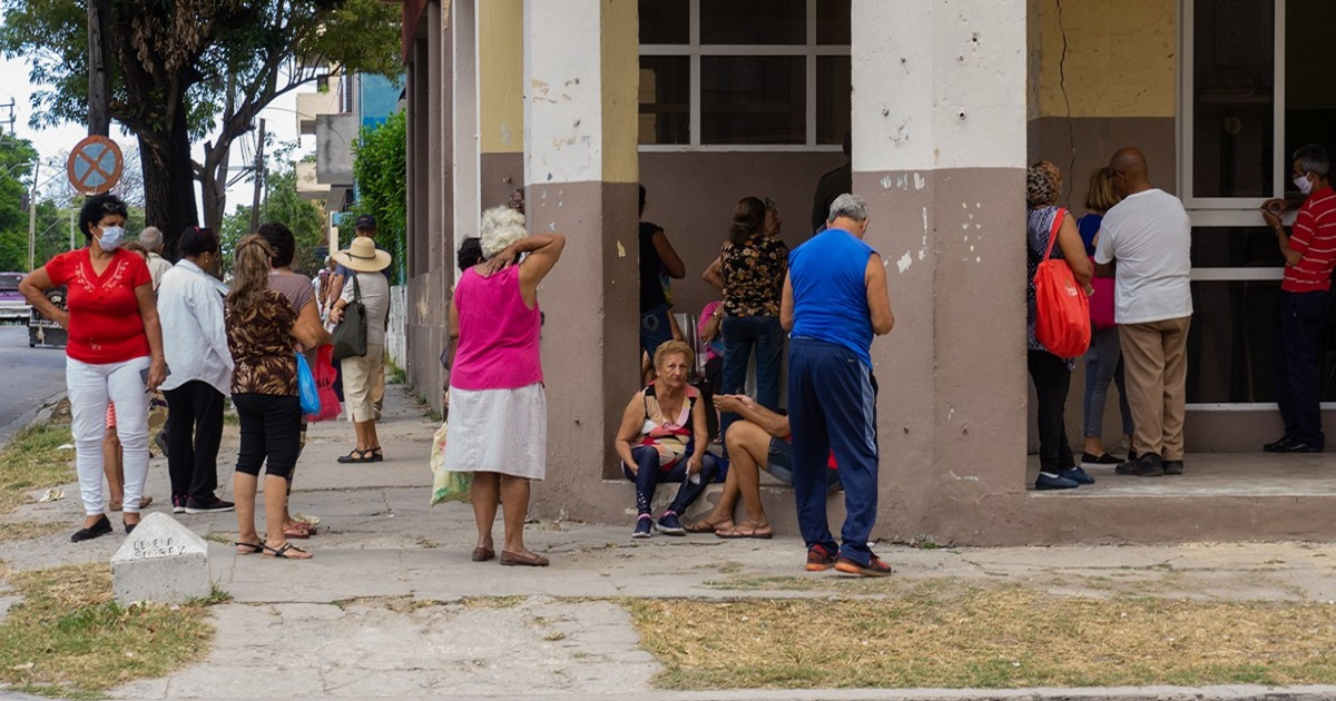 Cubanos hacen cola en un Farmacia de La Habana. © CiberCuba