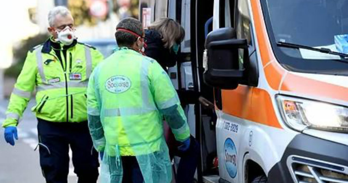 Una persona entra en una ambulancia (referencia) © REUTERS