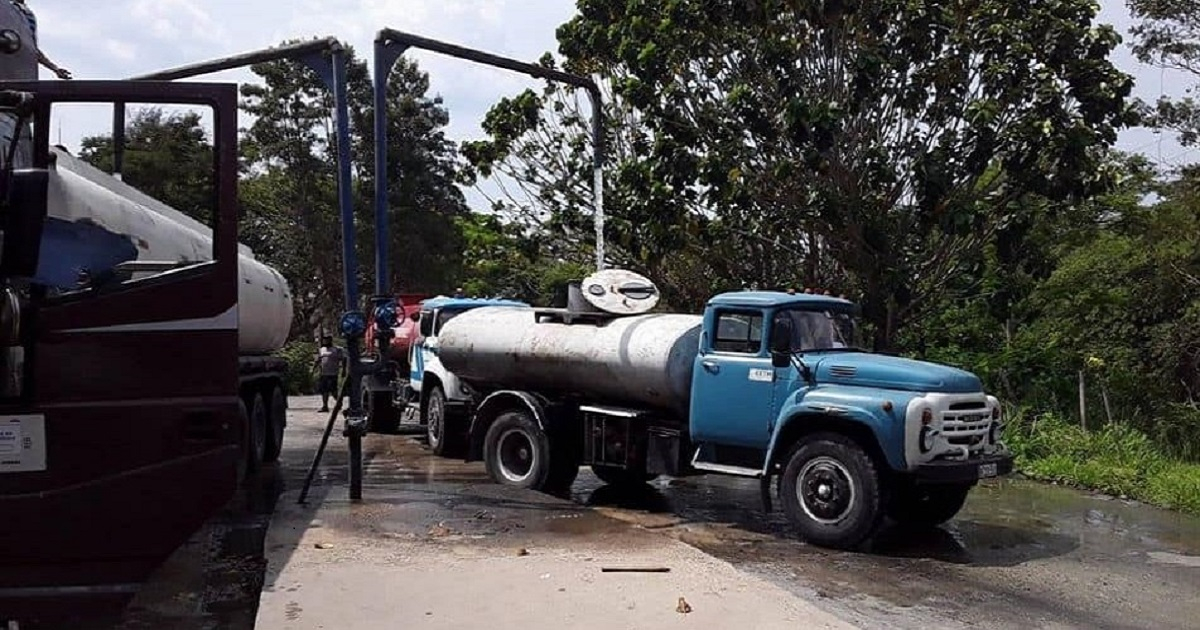 Camiones cisterna apoyan en la distribución del agua en Marianao. © 