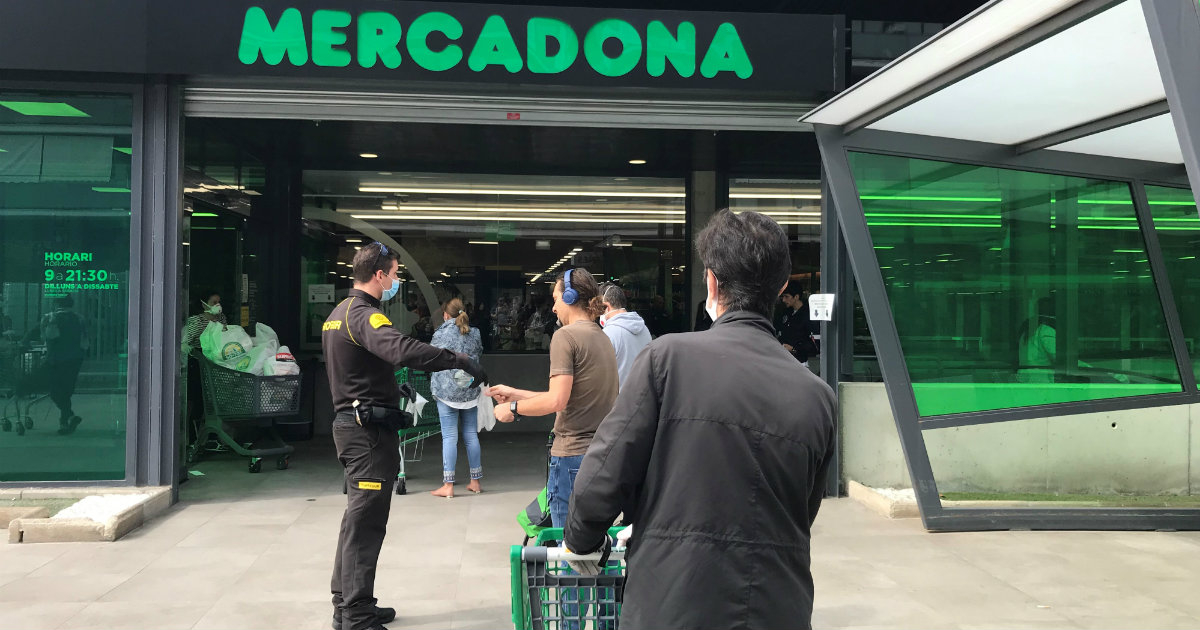 Entrada a un Supermercado Mercadona, en España © Cibercuba